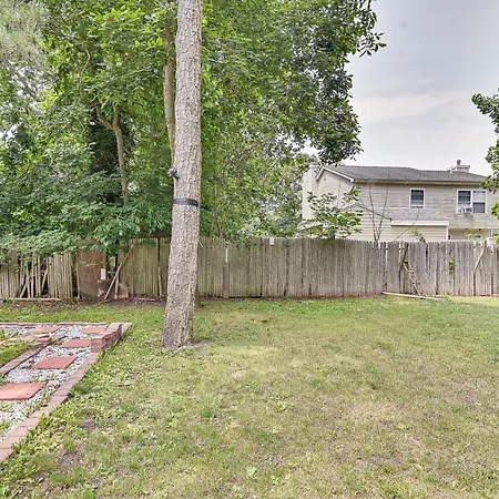 Pet-Friendly Long Island Guest House Walk To Bay!
